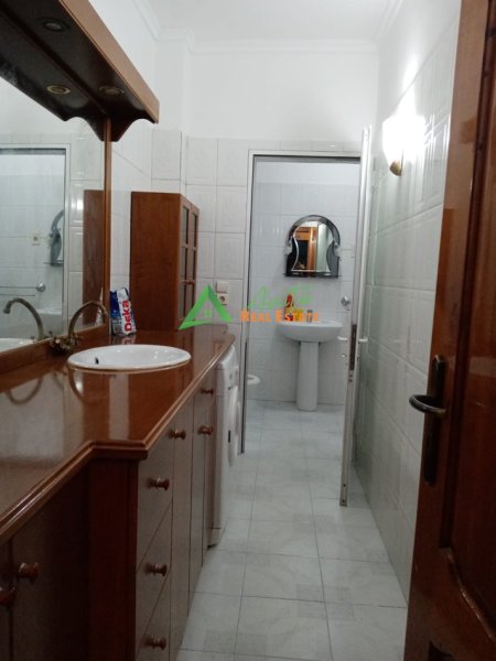 Pazari i Ri ofrojme per qira apartament 2+1