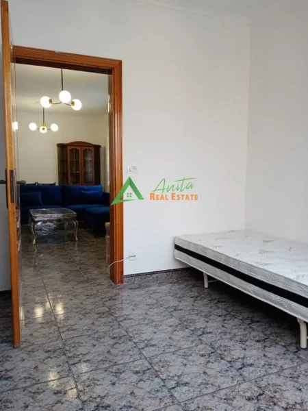 Pazari i Ri ofrojme per qira apartament 2+1