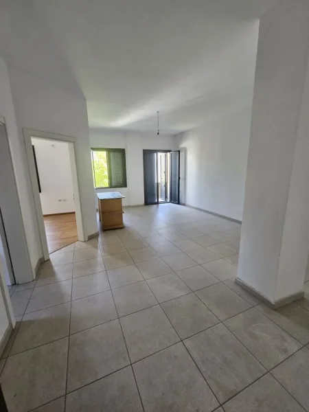 Jepet me qera ambient biznes, Durrës