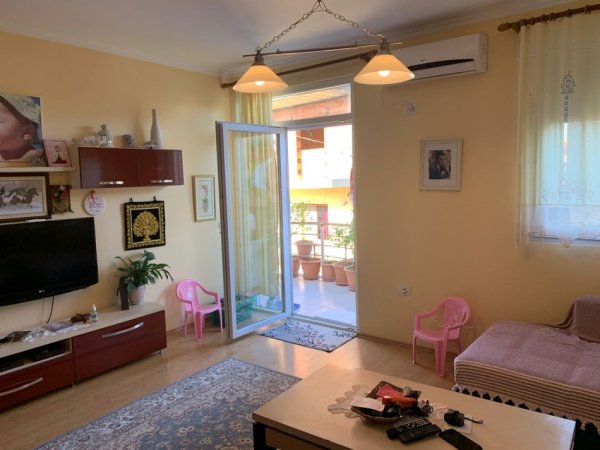 Shitet Apartament 2+1+2 tualete ne Kinostudio te fizika berthamore