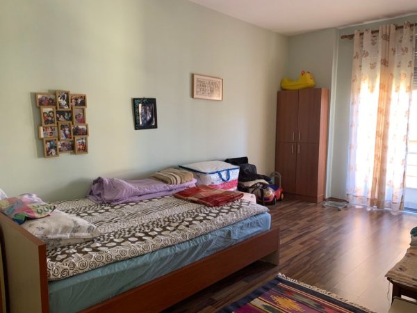 Shitet Apartament 2+1+2 tualete ne Kinostudio te fizika berthamore