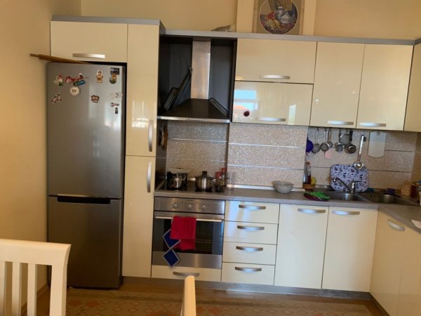 Shitet Apartament 2+1+2 tualete ne Kinostudio te fizika berthamore