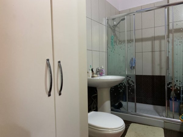 Shitet Apartament 2+1+2 tualete ne Kinostudio te fizika berthamore