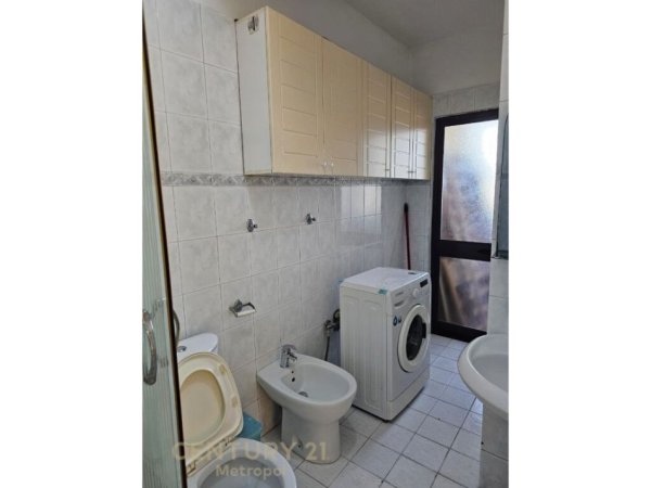 Apartament me qira, prane Kishes Katolike Rruga e Kavajes!!!