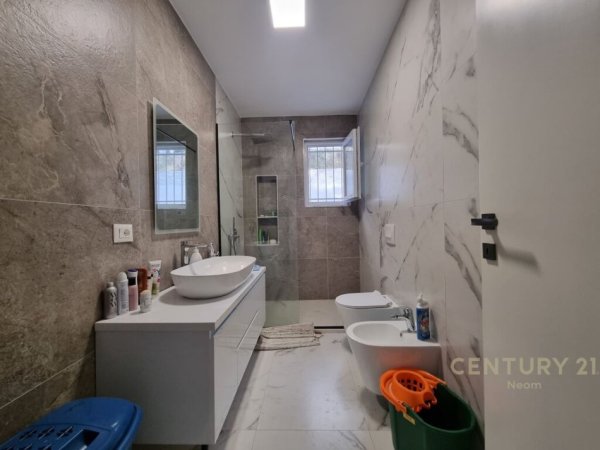 Shitet Apartament 2+1+2 i investuar + oborr ne kompleksin e vilave Arabe, Linze.Neom92348