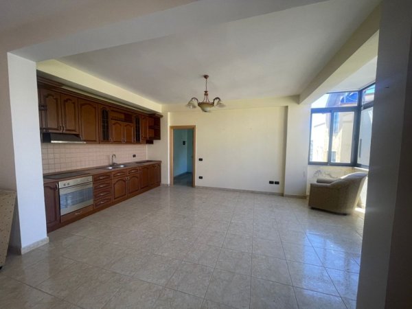 Apartament 2+1+2 per shitje ne Golem