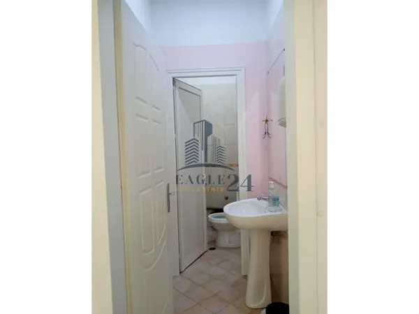 Tirane, jepet me qera ambjent biznesi , , 400 m2 2,700 € (Spitali Nen Tereza)
