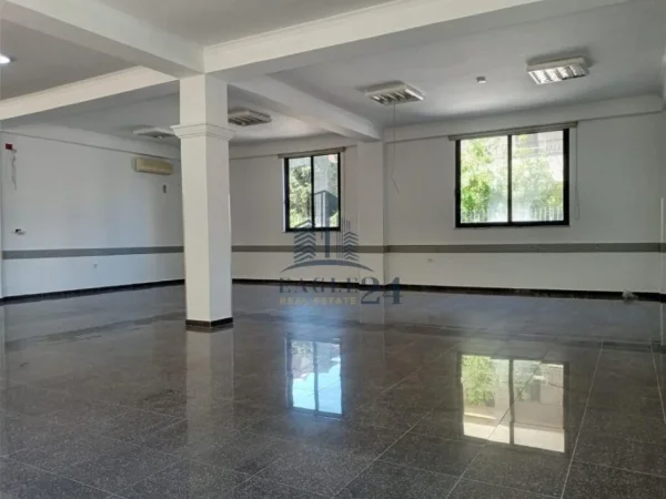Tirane, jepet me qera ambjent biznesi , , 400 m2 2,700 € (Spitali Nen Tereza)