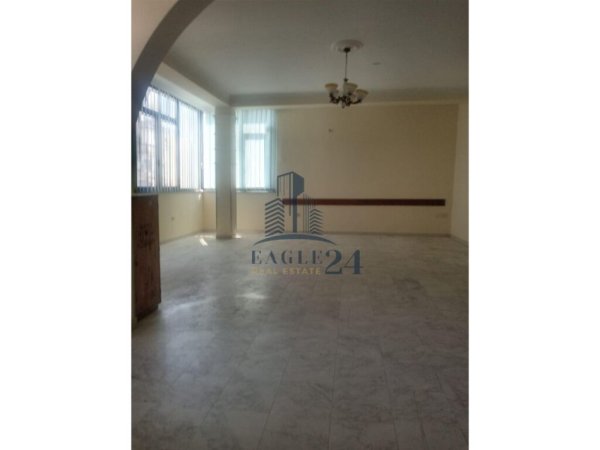 Tirane, jepet me qera ambjent biznesi , , 400 m2 2,700 € (Spitali Nen Tereza)