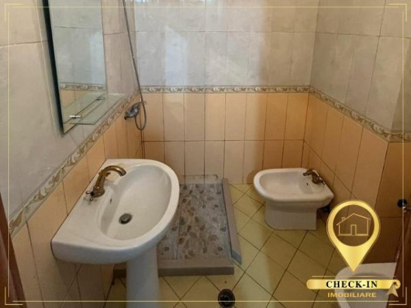 Tirane, jepet me qera apartament 1+1+Ballkon, , 70 m2 400 € (Xhon Kenedi)