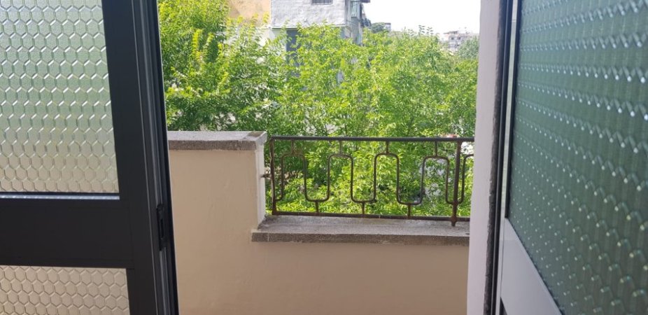 Tirane, jepet me qera apartament 1+1, Kati 2, 72 m2 400 € (Stacioni i Trenit)