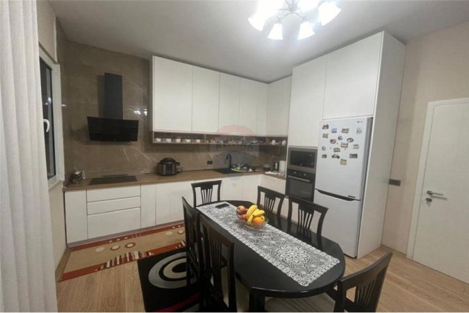 Tirane, shes Vile 3 Katshe, Kati 3, 130 m2 300,000 € (Vilë - Në Shitje - Laprakë, Shqipëri)