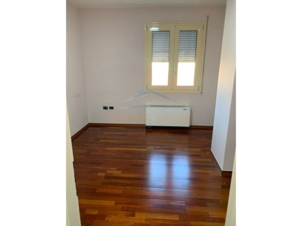 Tirane, jepet me qera apartament 3+1, Kati 4, 163 m2 1,300 € (Sheshi Willson)