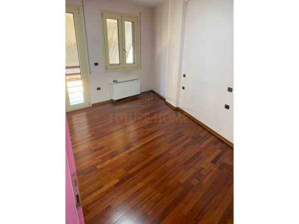 Tirane, jepet me qera apartament 3+1, Kati 4, 163 m2 1,300 € (Sheshi Willson)