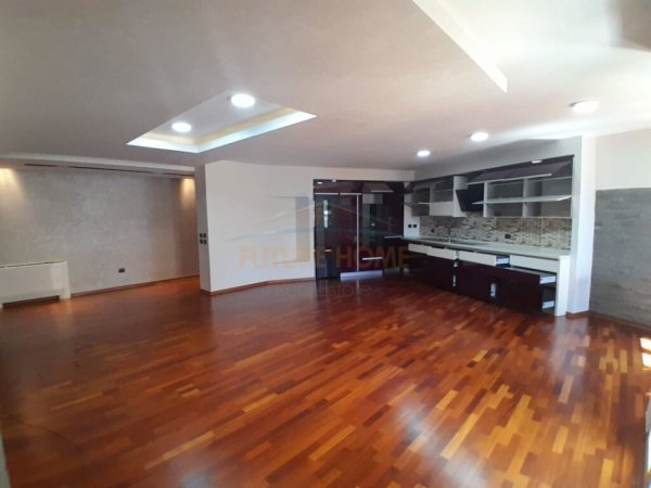 Tirane, jepet me qera apartament 3+1, Kati 4, 163 m2 1,300 € (Sheshi Willson)