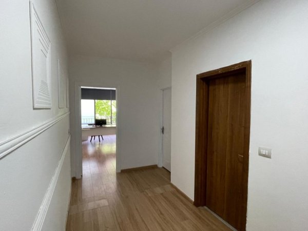 Tirane, jap me qera ambjent biznesi , Kati 1, 57 m2 600 € (Komuna e Parisit,NOVA)