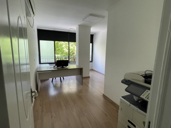 Tirane, jap me qera ambjent biznesi , Kati 1, 57 m2 600 € (Komuna e Parisit,NOVA)