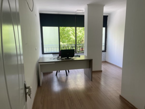 Tirane, jap me qera ambjent biznesi , Kati 1, 57 m2 600 € (Komuna e Parisit,NOVA)