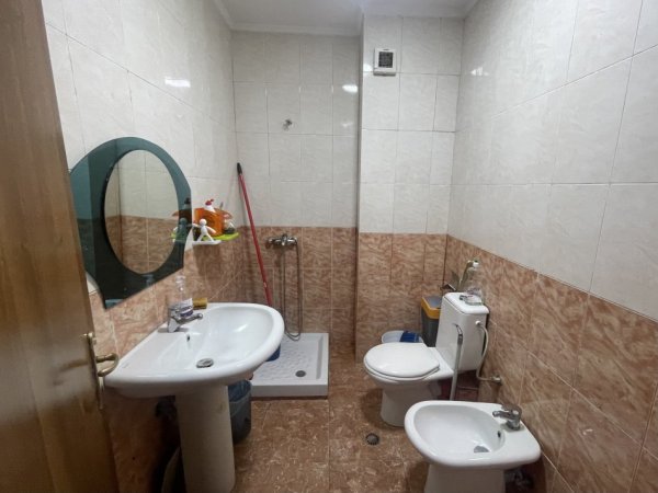 Tirane, jap me qera ambjent biznesi , Kati 1, 57 m2 600 € (Komuna e Parisit,NOVA)