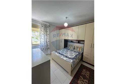 Tirane, apartament 1+1, Kati 1, 70 m2 400 € (Kopshti Zoologjik, Shqipëri)