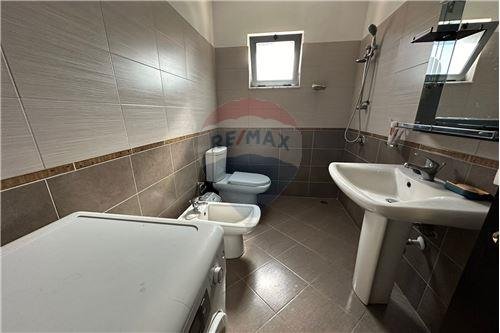 Tirane, 1+1, Kati 5, 60 m2 430 € (Rruga e Brrikadave - Pazari i Ri - Rruga e Barrikadave, Shqipëri)