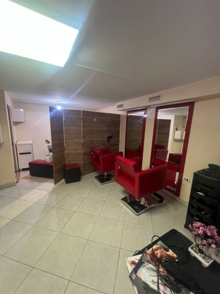 Tirane, jepet me qera dyqan , Kati 1, 35 m2 300 € (ISH EKSPOZITADYQAN)