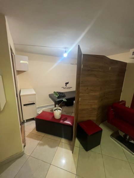 Tirane, jepet me qera dyqan , Kati 1, 35 m2 300 € (ISH EKSPOZITADYQAN)