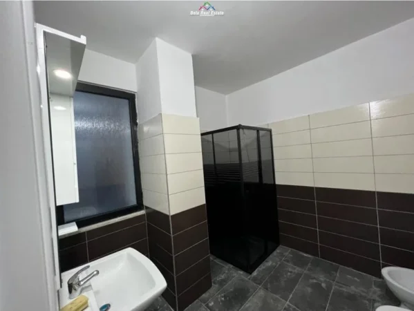 Tirane, jepet me qera apartament 2+1, Kati 7, 112 m2 400 € (kamez)