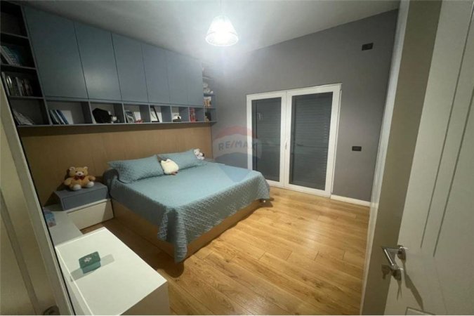 Tirane, shitet Vile 3 Katshe, Kati 3, 364 m2 300,000 € (Laprakë, Shqipëri)