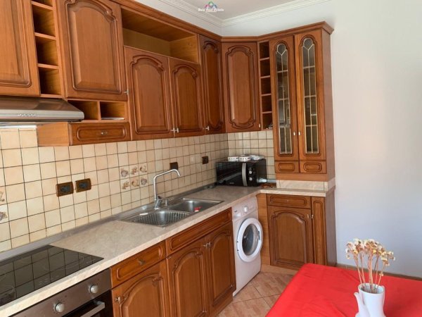 Tirane, jepet me qera Vile 2+1, Kati 2, 120 m2 300 € (kombinat)