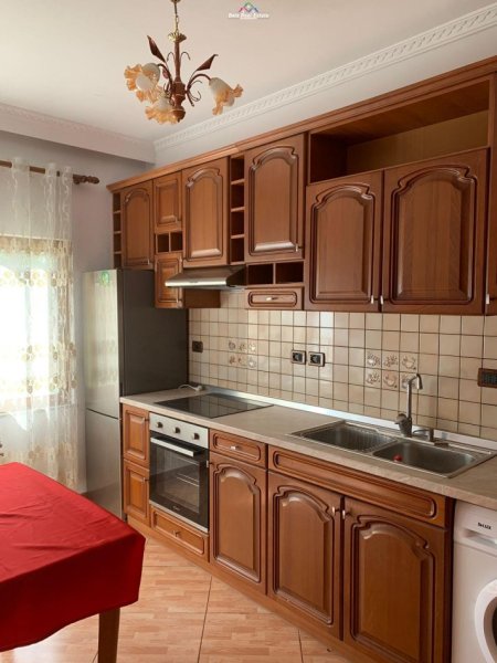 Tirane, jepet me qera Vile 2+1, Kati 2, 120 m2 300 € (kombinat)