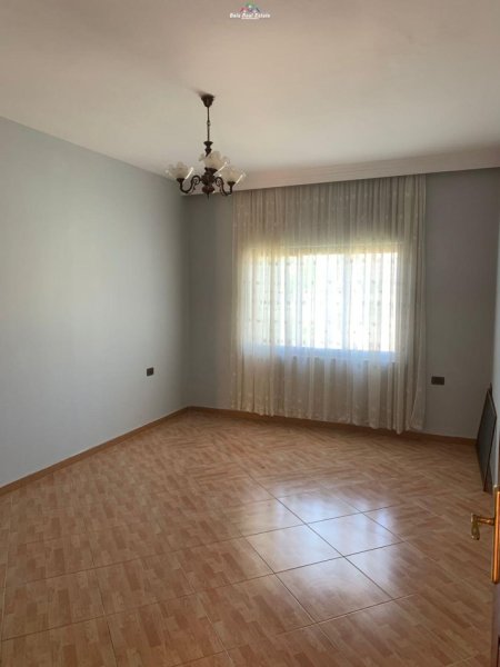 Tirane, jepet me qera Vile 2+1, Kati 2, 120 m2 300 € (kombinat)