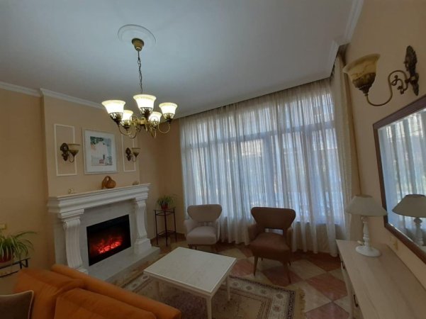 Te 21 Dhjetori, pas hotel Mondial, jepet me qera apartament duplex 4+1+Aneks+Ballkon, Kati 2, 220 m2 1,200 €