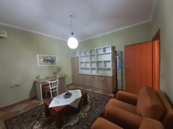 Te 21 Dhjetori, pas hotel Mondial, jepet me qera apartament duplex 4+1+Aneks+Ballkon, Kati 2, 220 m2 1,200 €