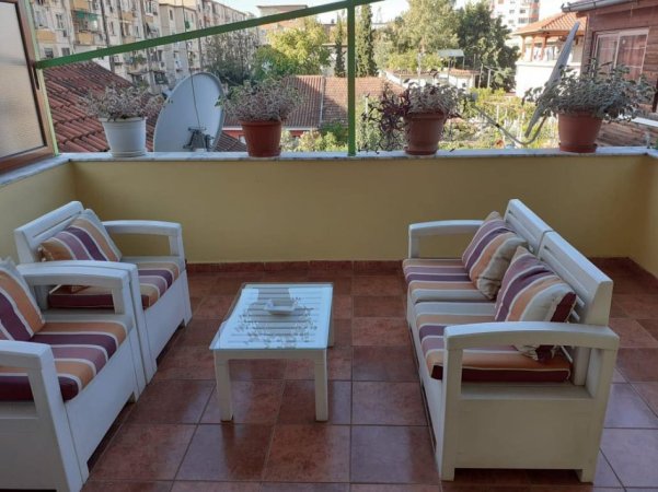 Te 21 Dhjetori, pas hotel Mondial, jepet me qera apartament duplex 4+1+Aneks+Ballkon, Kati 2, 220 m2 1,200 €