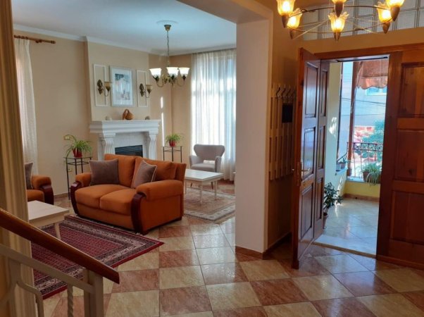 Te 21 Dhjetori, pas hotel Mondial, jepet me qera apartament duplex 4+1+Aneks+Ballkon, Kati 2, 220 m2 1,200 €