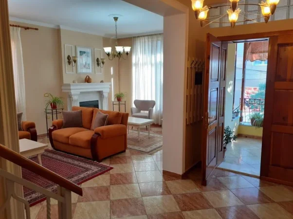 Te 21 Dhjetori, pas hotel Mondial, jepet me qera apartament duplex 4+1+Aneks+Ballkon, Kati 2, 220 m2 1,200 €