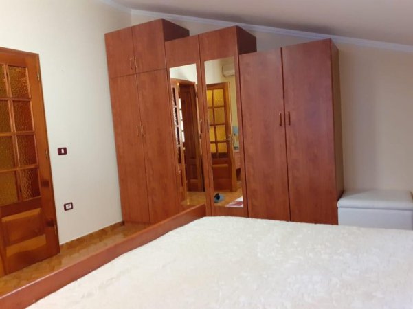 Tirane, jepet me qera apartament duplex 4+1+Aneks+Ballkon, Kati 2, 220 m2 1,200 € 