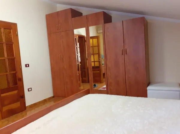 Te 21 Dhjetori, pas hotel Mondial, jepet me qera apartament duplex 4+1+Aneks+Ballkon, Kati 2, 220 m2 1,200 €