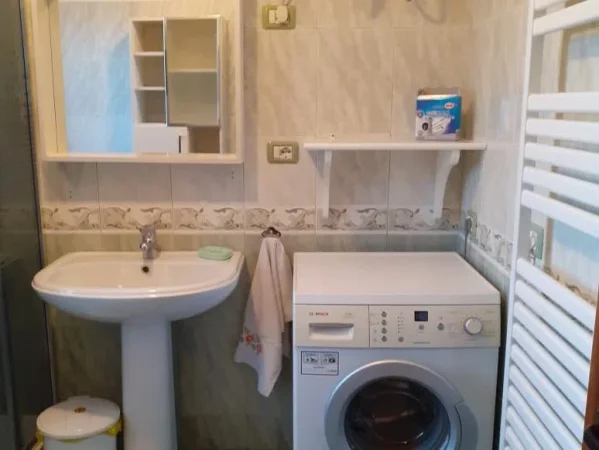 Te 21 Dhjetori, pas hotel Mondial, jepet me qera apartament duplex 4+1+Aneks+Ballkon, Kati 2, 220 m2 1,200 €