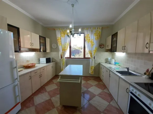 Te 21 Dhjetori, pas hotel Mondial, jepet me qera apartament duplex 4+1+Aneks+Ballkon, Kati 2, 220 m2 1,200 €