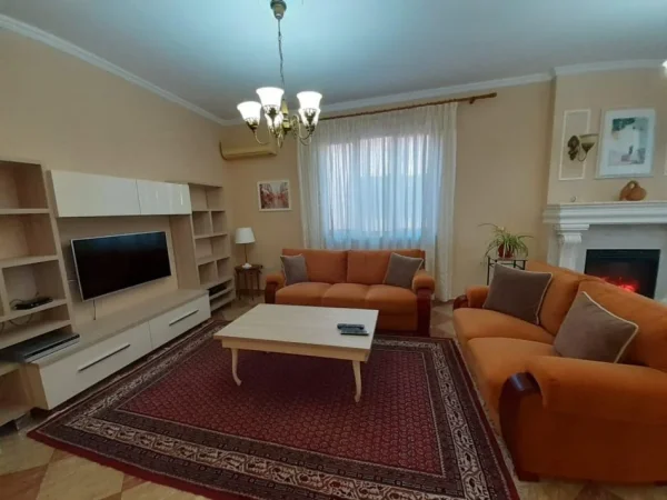 Te 21 Dhjetori, pas hotel Mondial, jepet me qera apartament duplex 4+1+Aneks+Ballkon, Kati 2, 220 m2 1,200 €