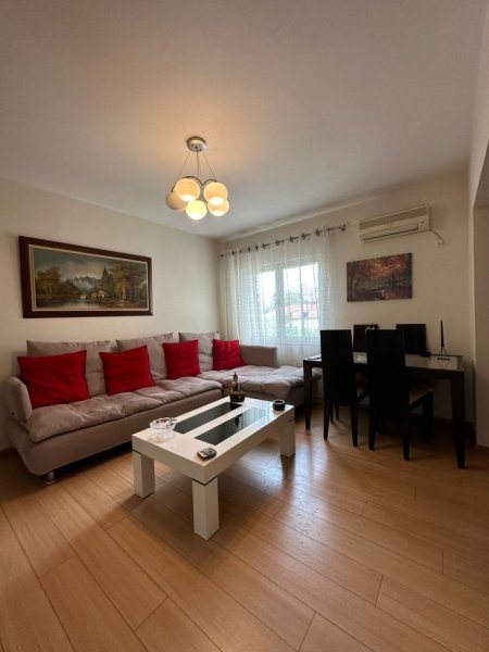 Tirane, jepet me qera apartament 2+1+Ballkon, Kati 2, 100 m2 700 € (STADIUMI DINAMO)