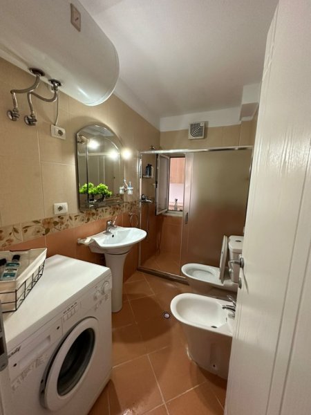 Tirane, jepet me qera apartament 2+1+Ballkon, Kati 2, 100 m2 700 € (STADIUMI DINAMO)