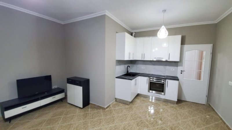 Tirane, shes apartament 2+1+Ballkon, Kati 8, 102 m2 120,000 € (Yzberisht)