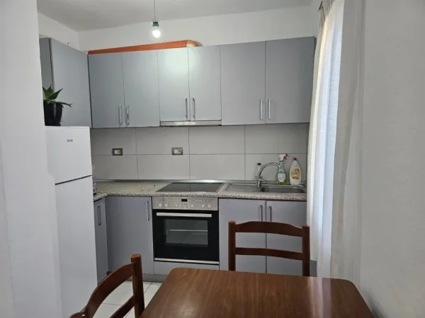 Tirane, jepet me qera apartament 3+1+Ballkon, Kati 4, 90 m2 600 € (rruga Bardhyl)