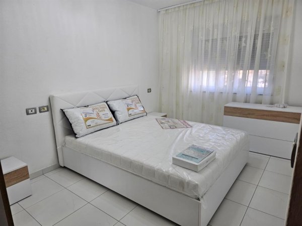 Tirane, jepet me qera apartament 3+1+Ballkon, Kati 4, 90 m2 600 € (rruga Bardhyl)