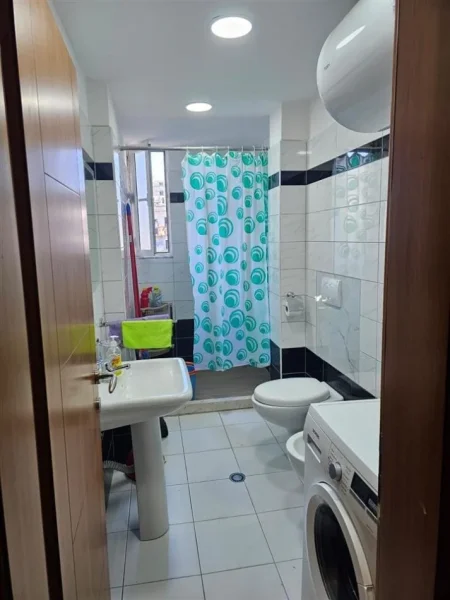 Tirane, jepet me qera apartament 3+1+Ballkon, Kati 4, 90 m2 600 € (rruga Bardhyl)