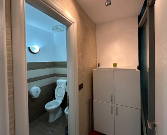 Tirane, jepet me qera ambjent biznesi , Kati 1, 82 m2 750 € (Gjimnazi Ismail Qemali)