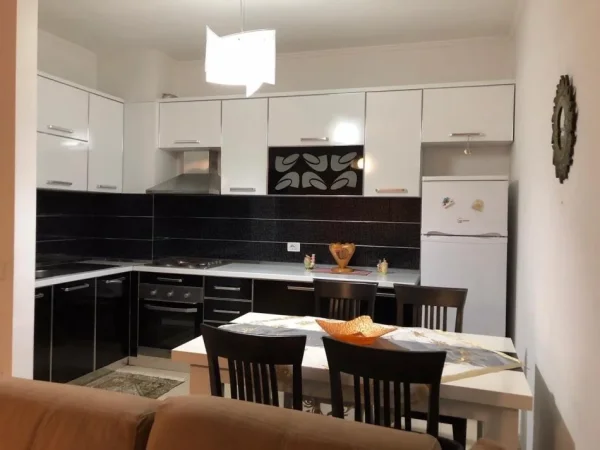 Tirane, jepet me qera apartament 1+1+Ballkon, Kati 4, 67 m2 400 € (rruga Din Bosko)